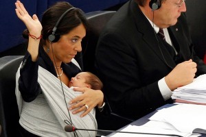 Diputada italiana asiste a sesión parlamentaria con un fular y clama por la conciliación de la vida familiar y laboral